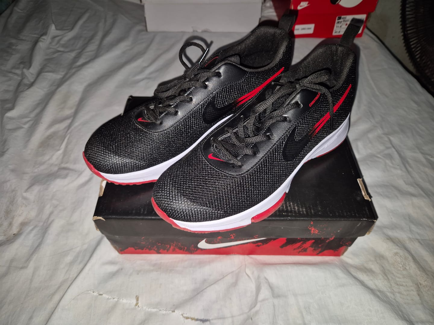 Customer photo review of Tenis 025 Negro Negro Rojo