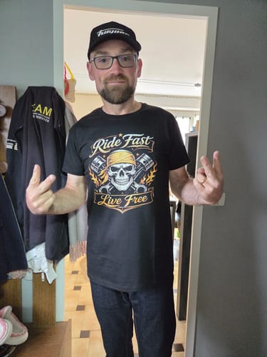 Client portant le T-shirt noir Pirate Ride Fast Live Free dans un couloir.