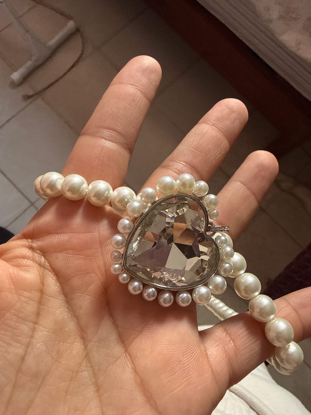 Customer photo review of COLLAR SWAROVSKI ARIANA GRANDE CRISTALES CRYSTAL PEARL PERLAS TALLA DE CORAZON GRANDE