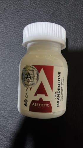 Cliente mostrando el frasco blanco de Oxandrolona de Aesthetic Labs.
