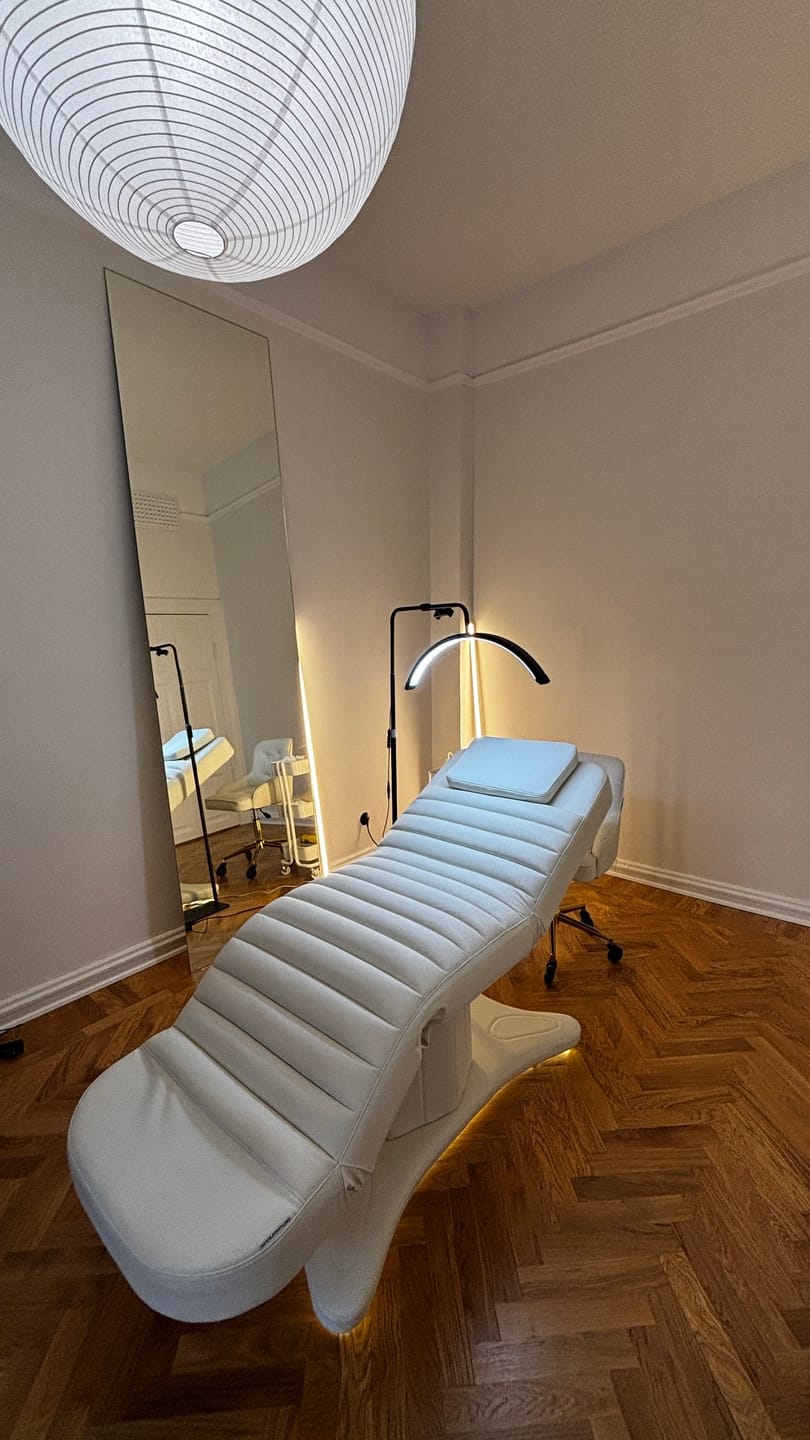 Customer photo review of Manufakturo Grandeur Electric Lash Beauty Bed - 3 Motors Creamy