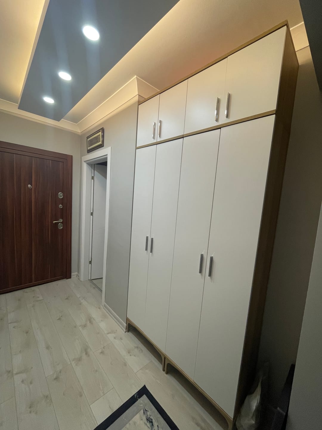 Customer photo review of Rani EA161 Modern Portmanto 8 Kapaklı 8 Raflı 4 Askılı Ayakkabılık Vestiyer Sepet Ceviz - Beyaz