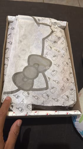 Customer photo review of Tenis Urbano Hello Kitty Ceriani para Mujer Latte