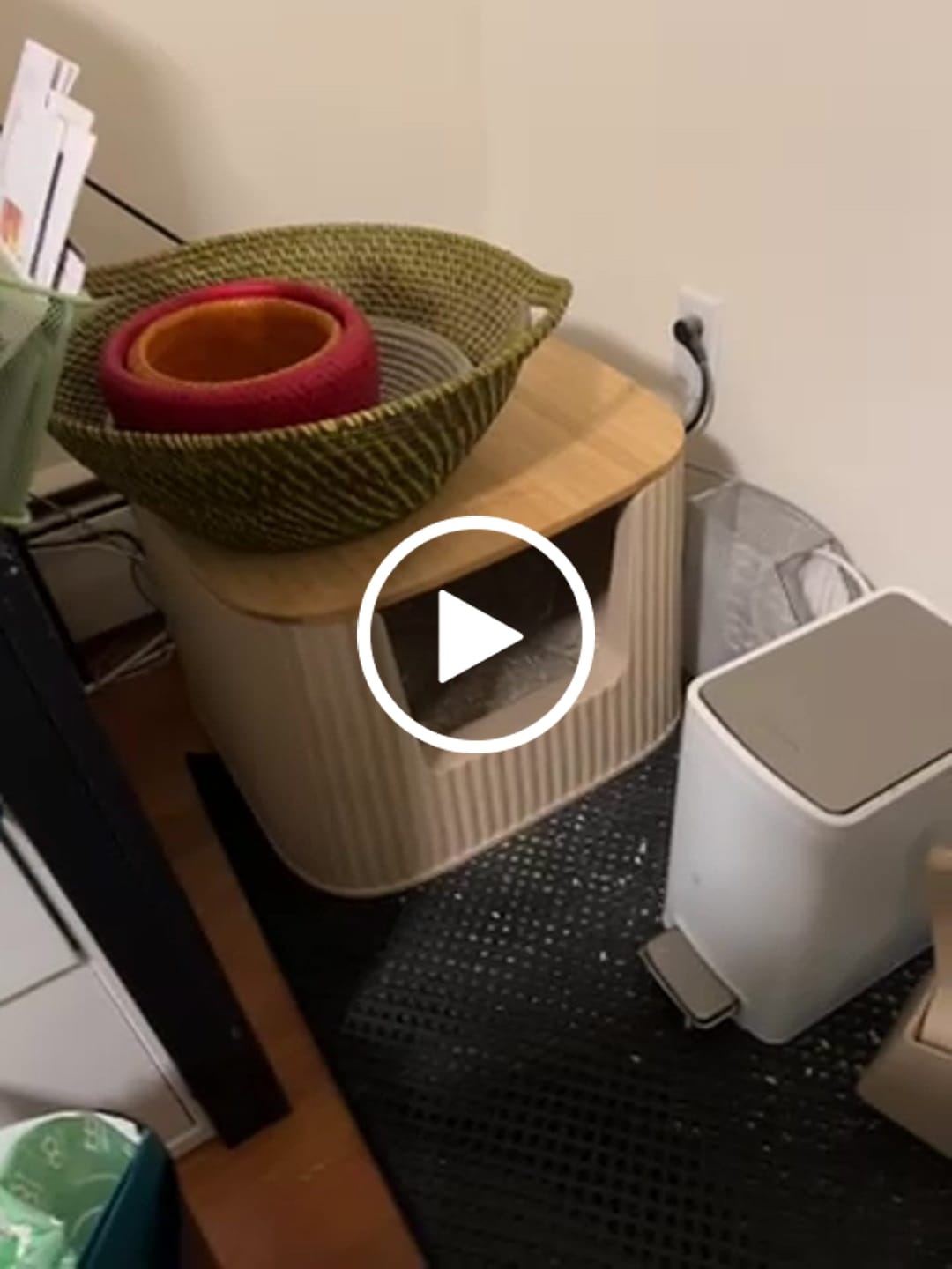 Customer video review of Michu XXL Deluxe Cat Litter Box High-Quality Bamboo Lid