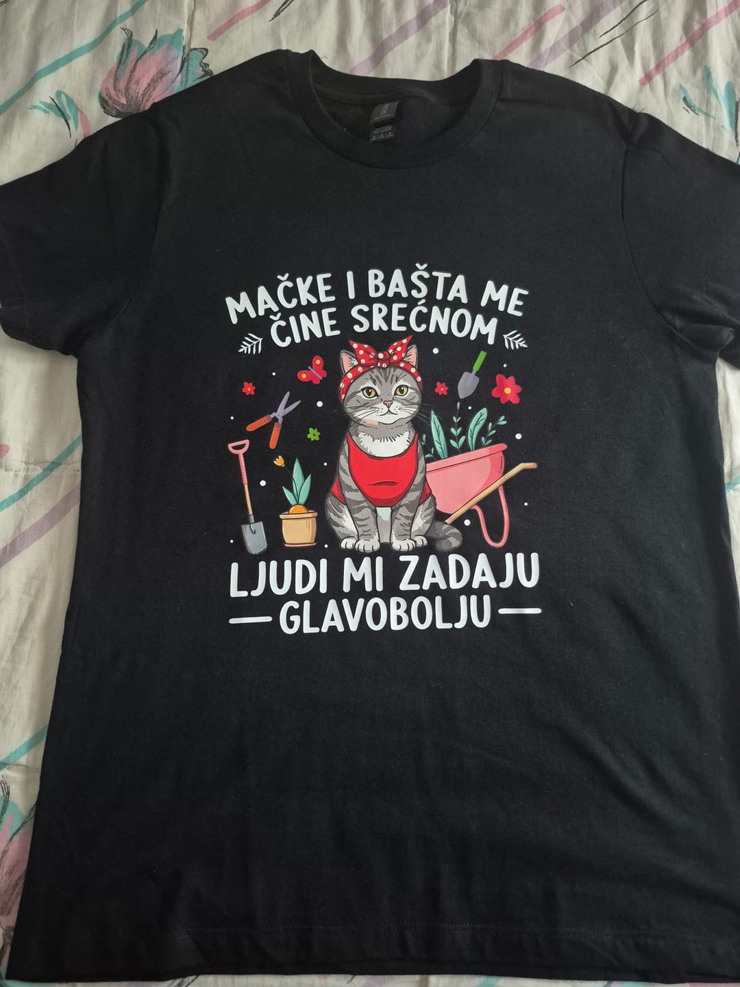 Customer photo review of Mačke i bašta me čine srećnom. Ljudi mi zadaju glavobolju - Majica
