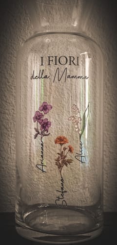 Customer photo review of Il giardino della mamma – Vaso in vetro personalizzato con nome e fiori per mamma e nonna