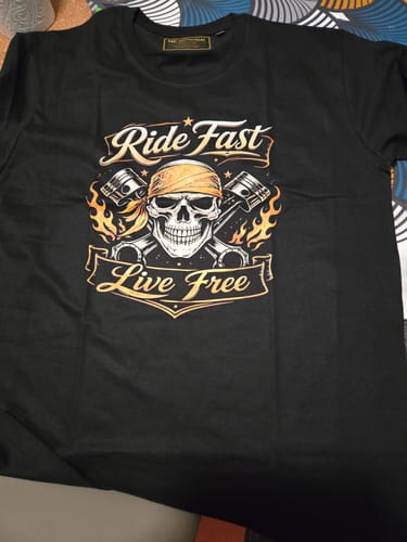 Photo d'un client du T-shirt Pirate noir, montrant son imprimé tête de mort 'Ride Fast Live Free'.