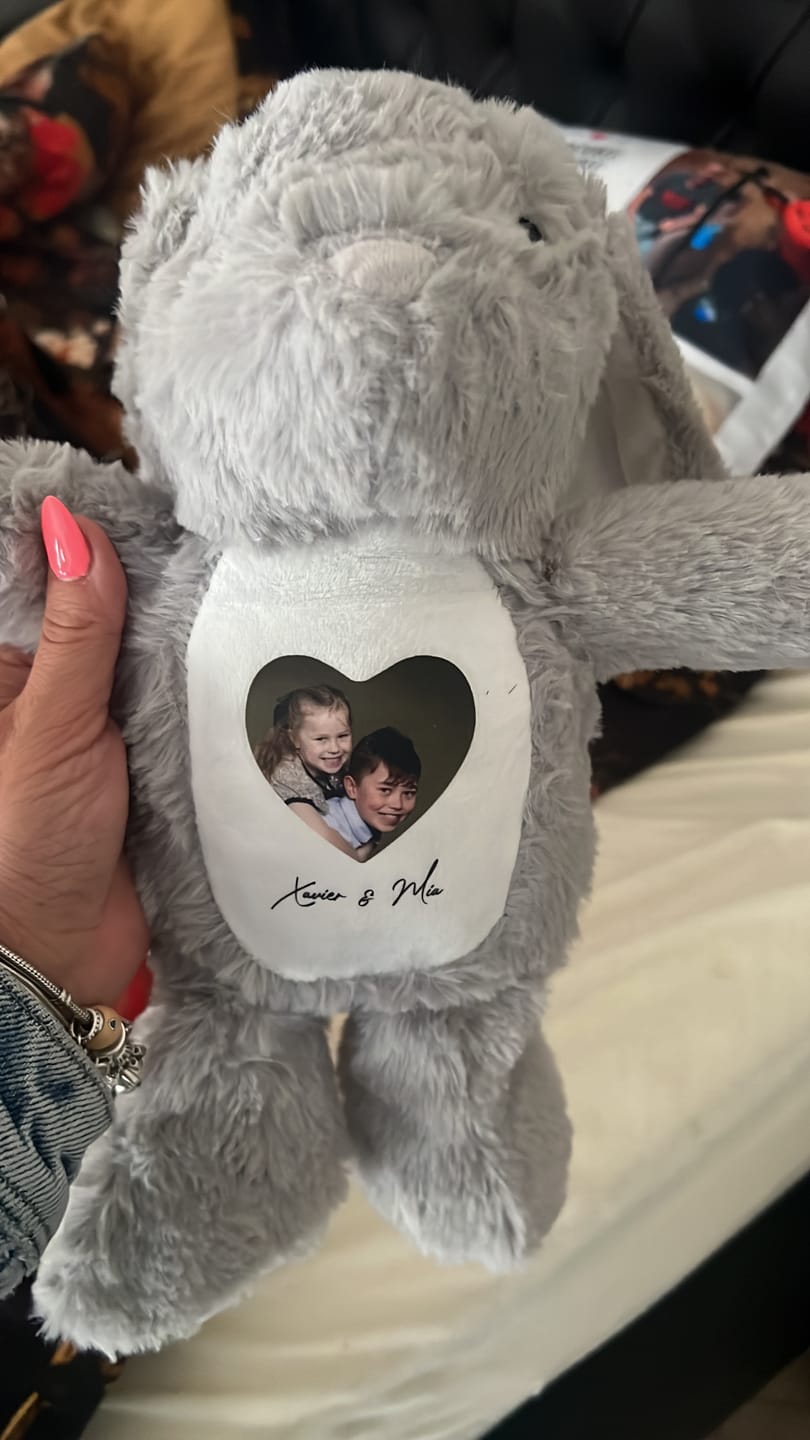 Customer photo review of Jouw foto - Gepersonaliseerde knuffelhaas met persoonlijke foto en naam voor koppels