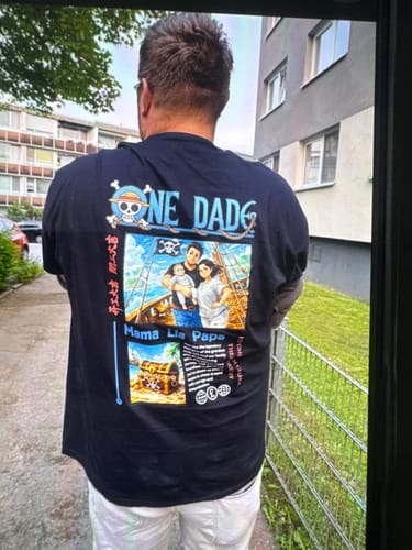Kunde von hinten, der das personalisierte schwarze ONE DAD T-Shirt trägt.