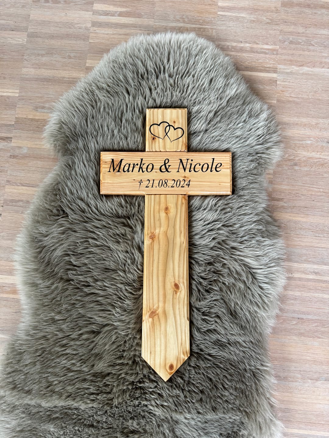 Customer photo review of Kleines Grabkreuz aus Holz mit Namen (eckig)