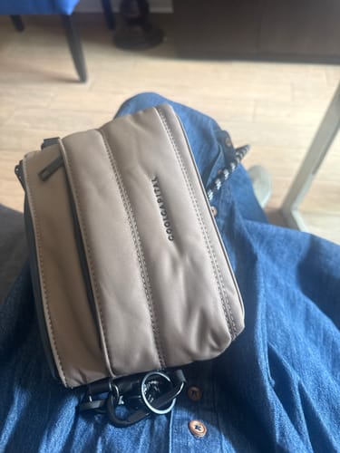 Customer photo review of CROSSBODY SORA Bolsa Compacta Cool Capital Cafe