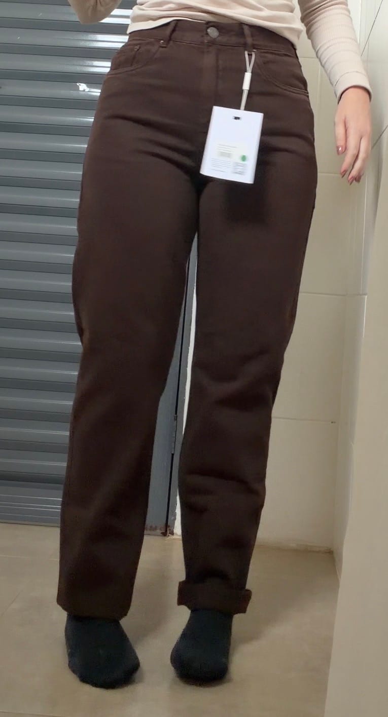 Customer photo review of Calça Jeans Mom Jequitibá Marrom Escuro