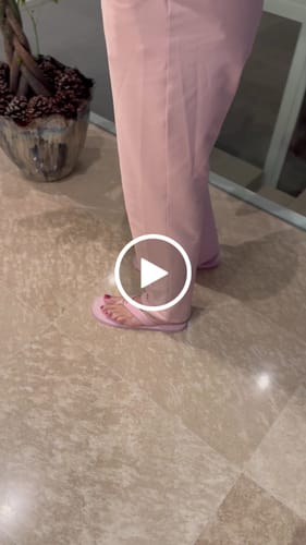 Customer video review of CC 26s Thong Sandals Light Pink Suede Sheepskin 632355
