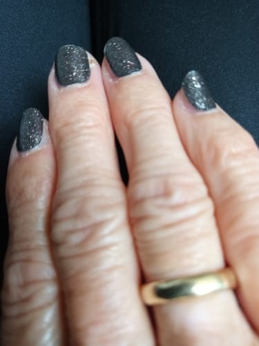 Kundenrezension: Nahaufnahme von Fingernägeln mit dunklen, glitzernden „Night Of Dreams“-Nagelfolien.