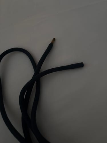 Cliente mostra em close-up uma cordinha preta com a Ponteira 3.0 em uma ponta e a outra ponta sem.