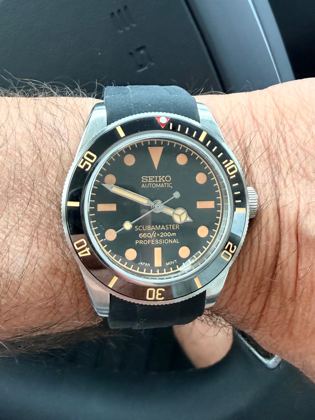 Customer photo review of Black Rubber Strap – Durable & comfy for sports or casual.