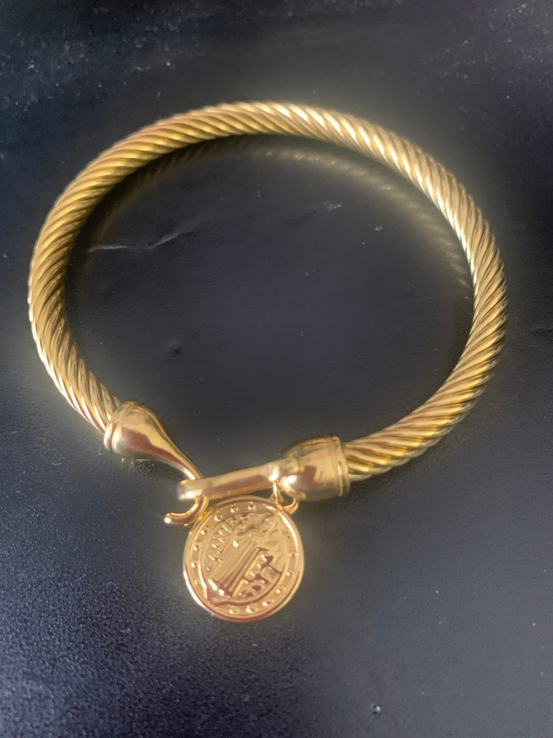 Customer photo review of Bracelete Pingente São Bento Banhado em Ouro 18K