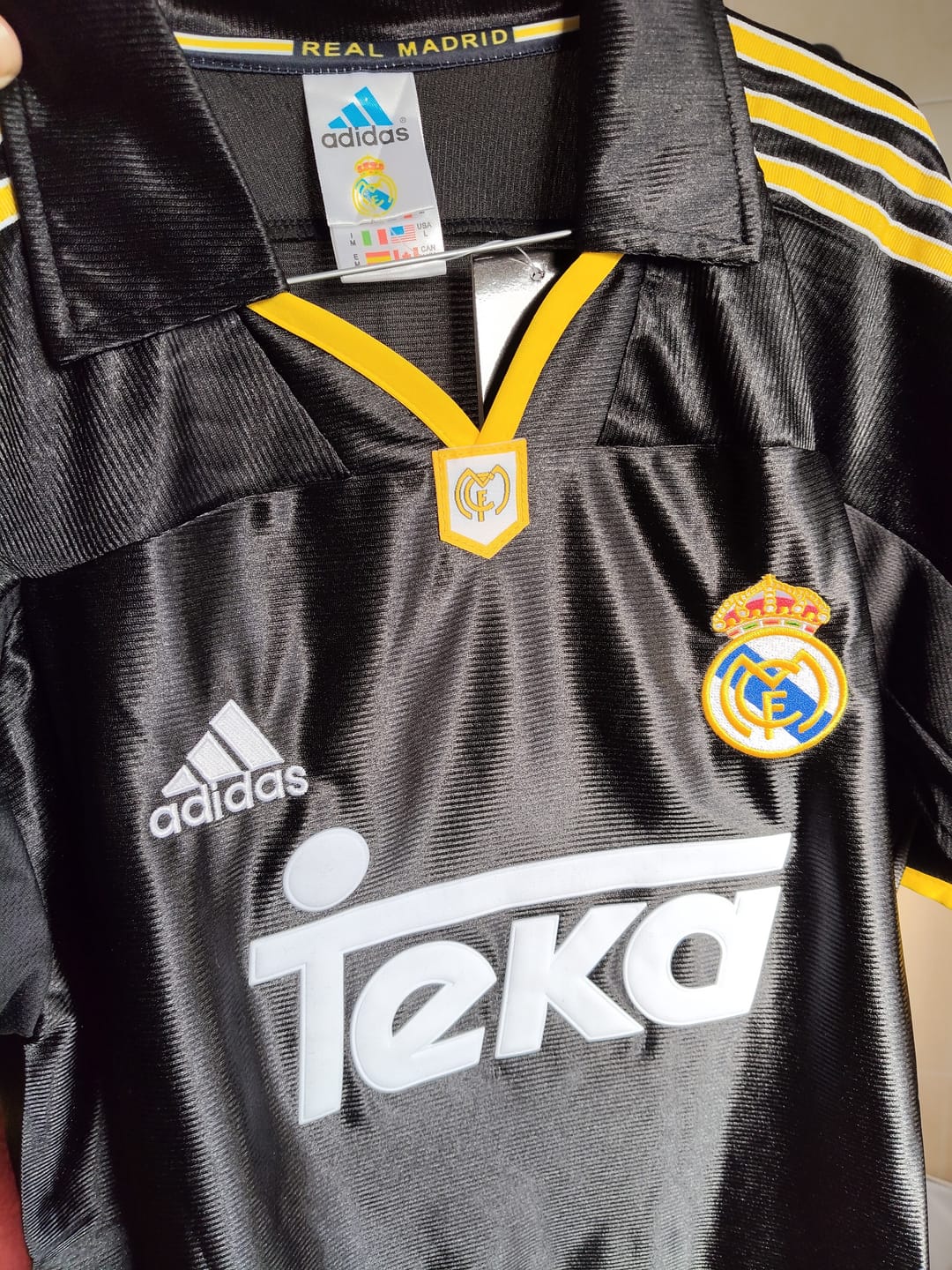 Customer photo review of Camisola Retro Real Madrid II 98/99 - Preta