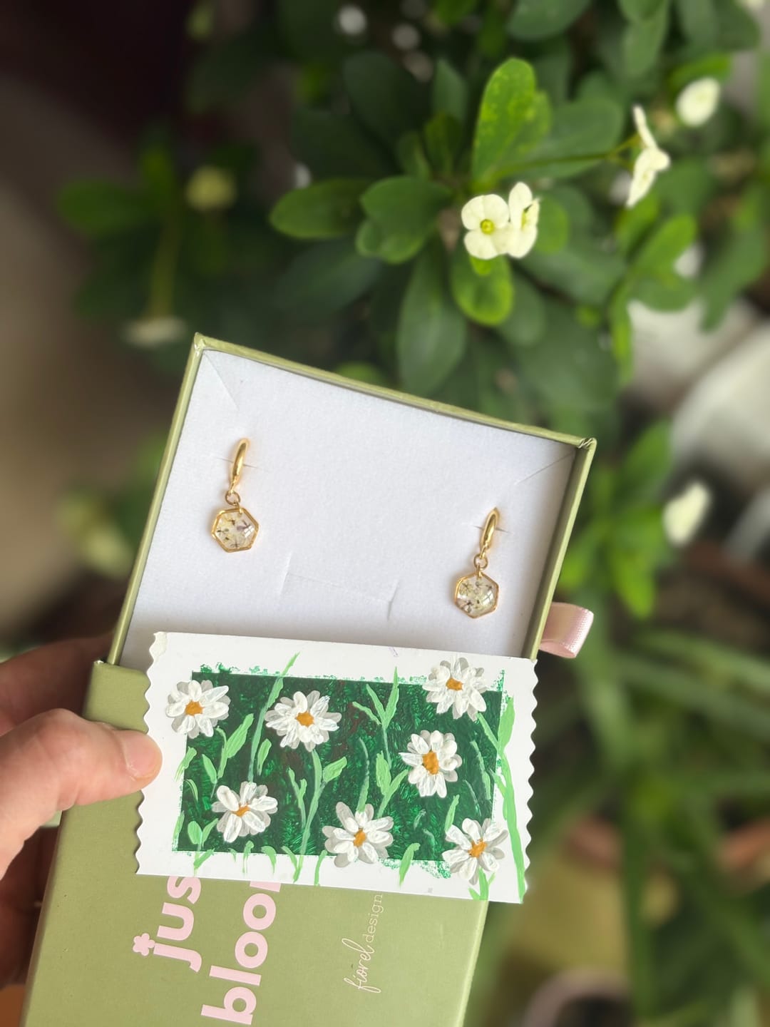 Customer photo review of Altıgen Lila Sallantılı Küpe