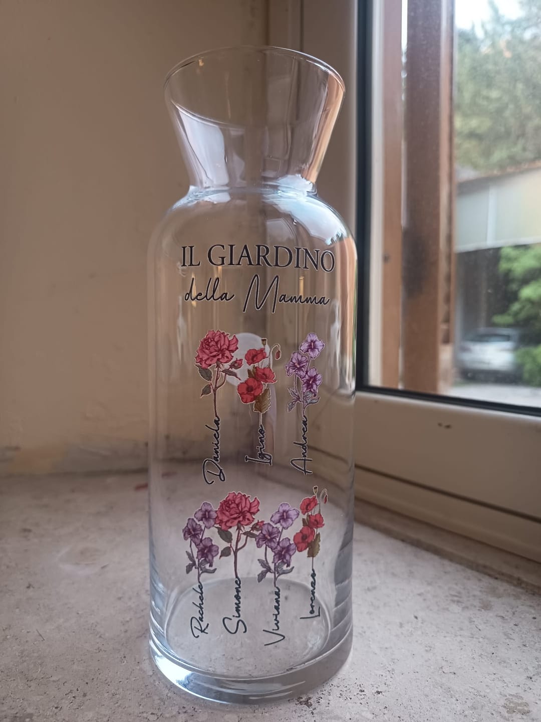 Customer photo review of Il giardino della mamma – Vaso in vetro personalizzato con nome e fiori per mamma e nonna