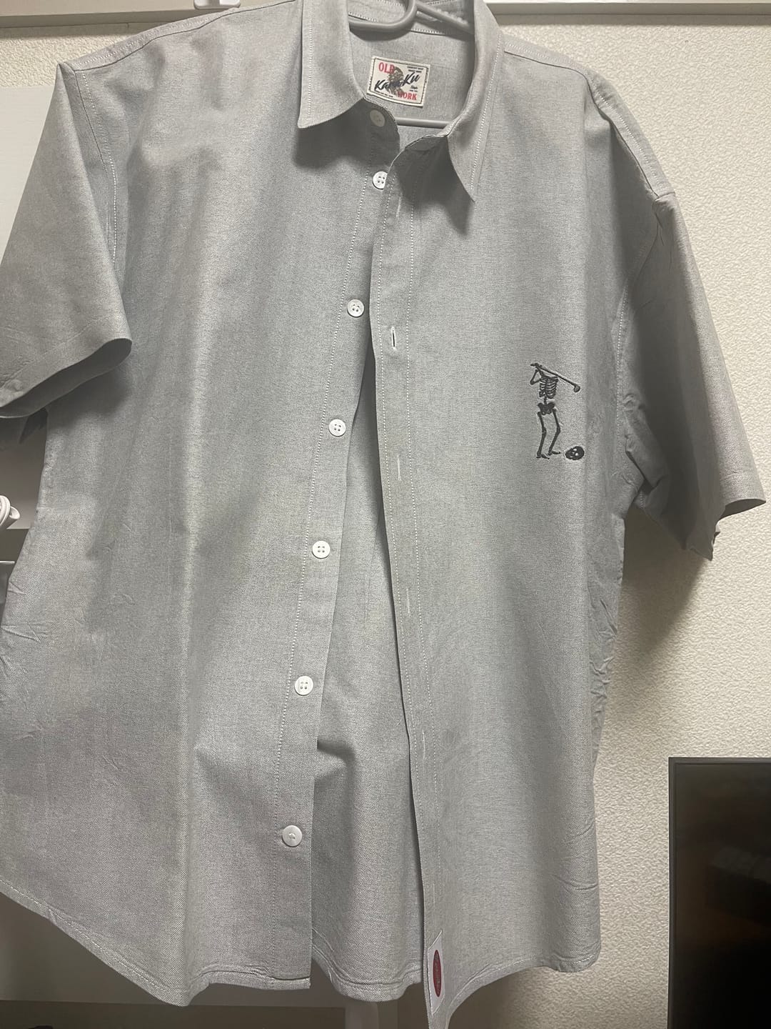 Customer photo review of 赤ヒモ付き「ゴルフスイングの首が落ちた骸骨」刺繍オックスフォードシャツ