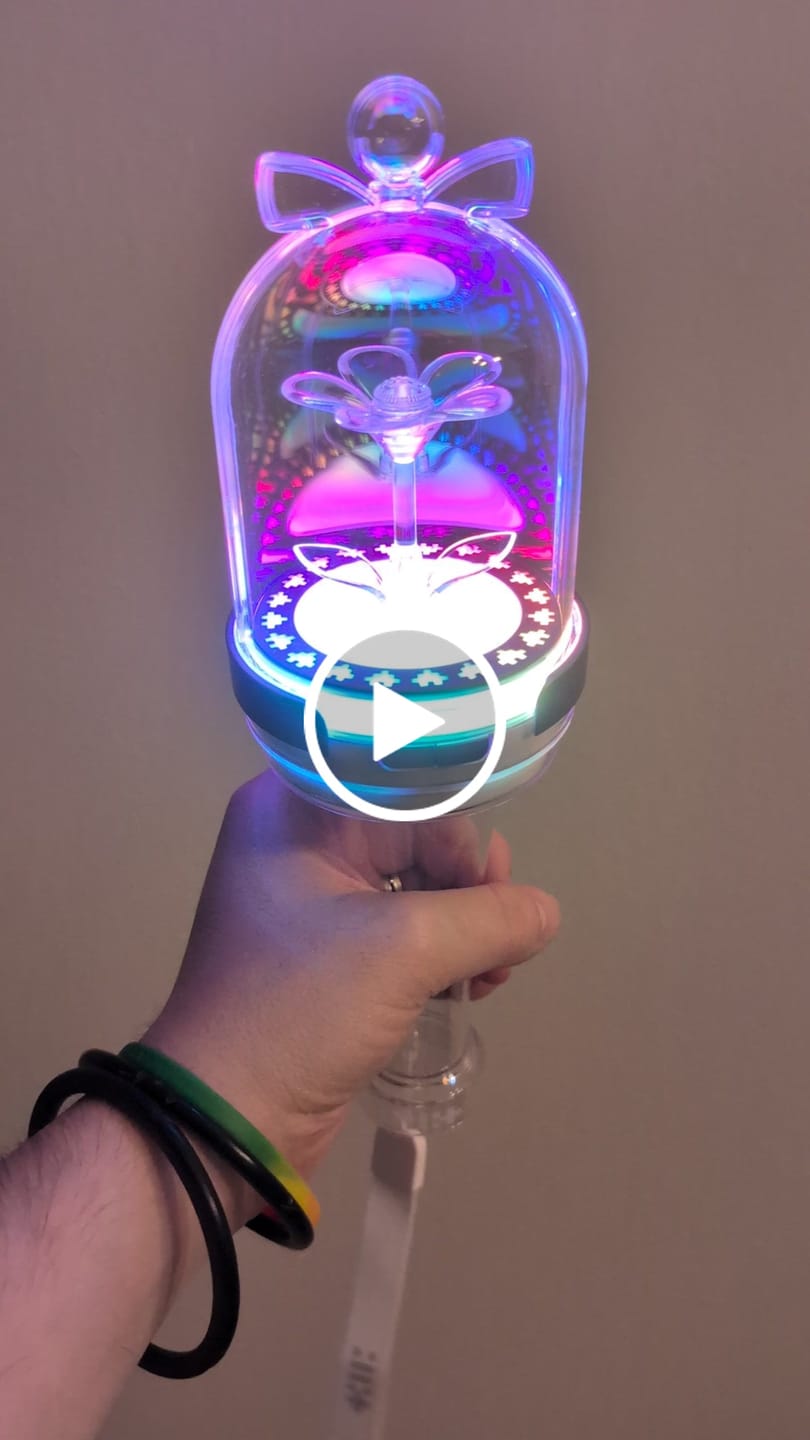 Customer video review of ILLIT - OFFICIAL LIGHT STICK