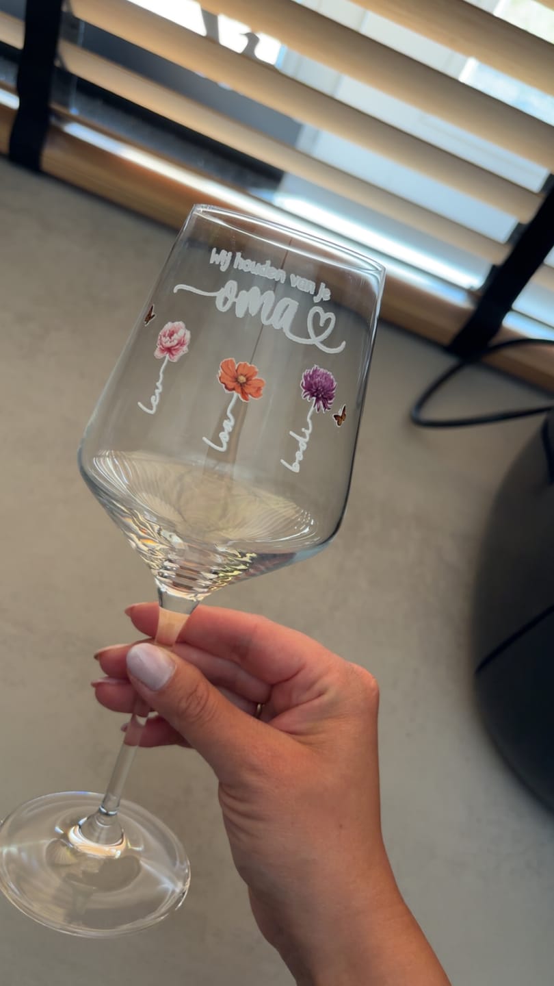 Customer photo review of Mama's tuin – Gepersonaliseerd wijnglas met geboortebloemen voor mama en oma