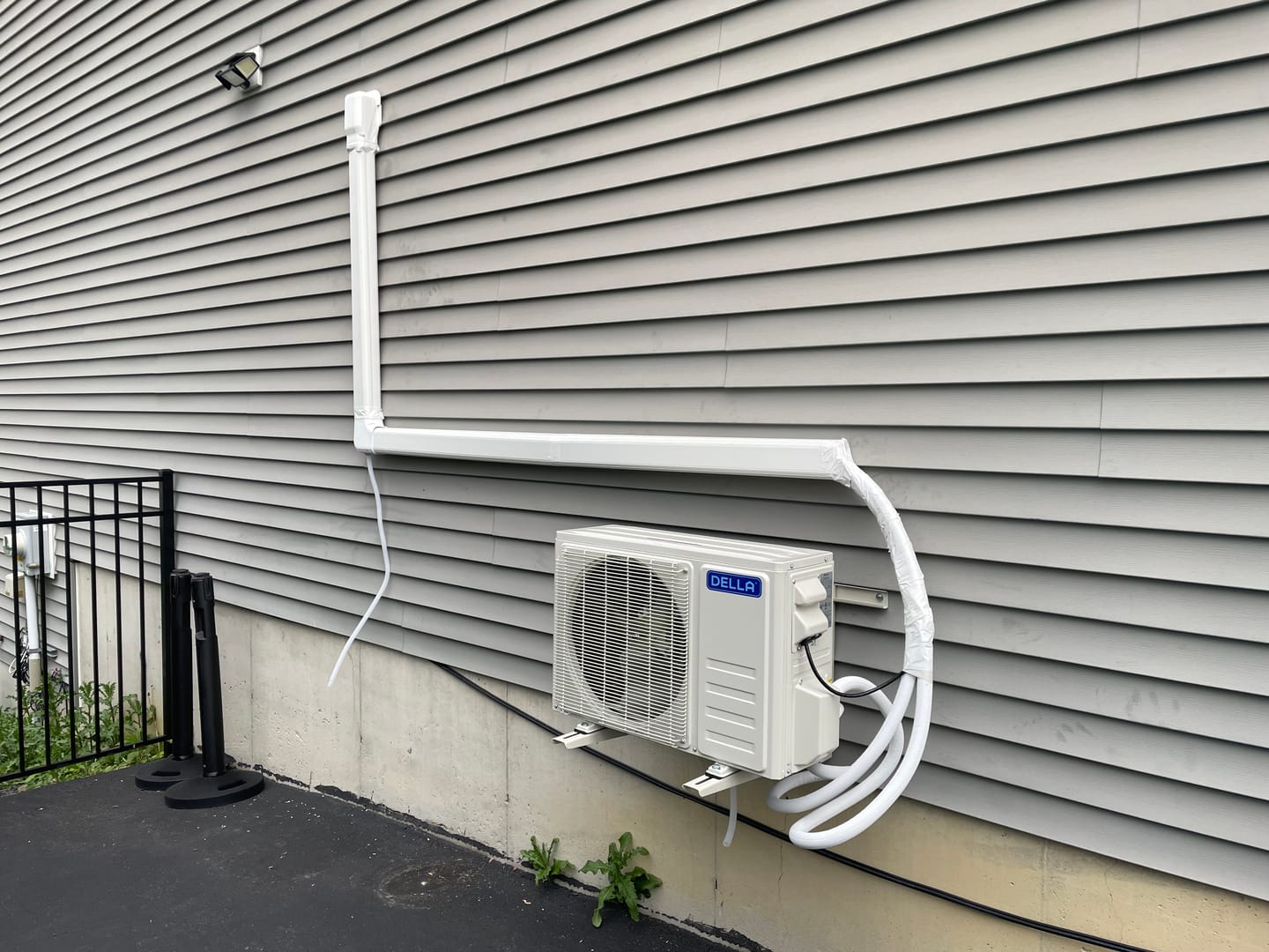 Customer photo review of DELLA Wall Mounting Bracket for 6000-36000 BTU Mini Split