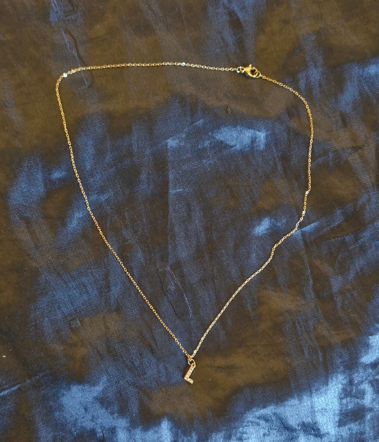 Customer photo review of Colar Letra Inicial Stone Banhado em Ouro 18K