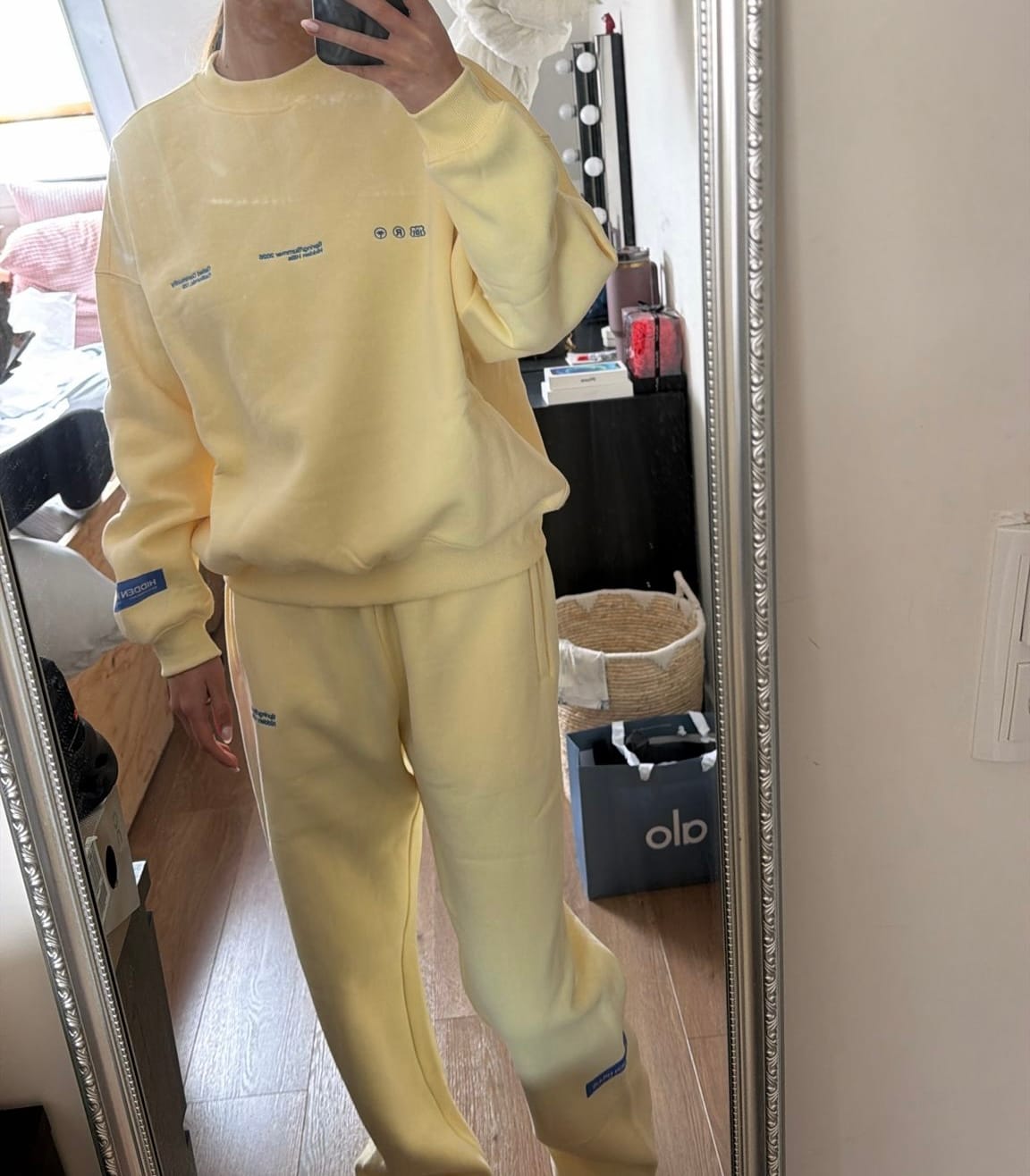 Kundenbewertung mit Foto der GRADIENT LOGO STRAIGHT LEG SWEATPANTS BUTTER YELLOW
