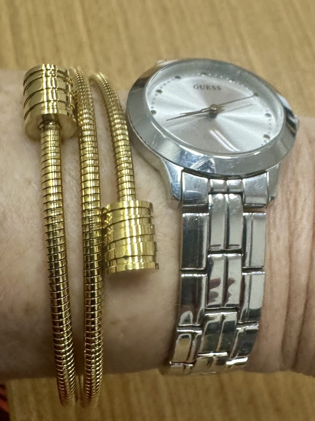 Customer photo review of Bracelete Espiral Tríplice Banhada em Ouro 18K