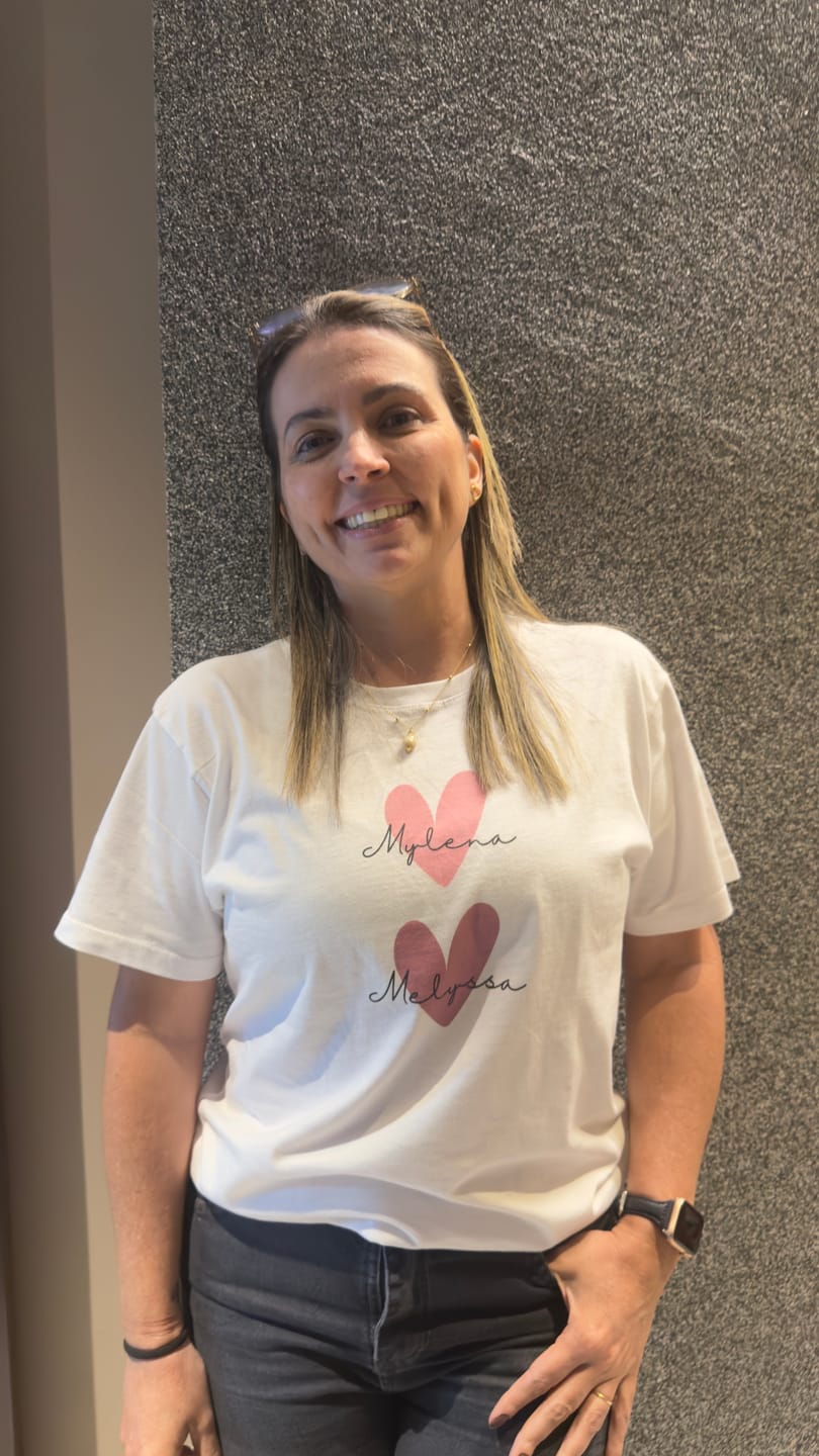 Customer photo review of Camiseta Personalizada - CORAÇÕES E NOMES (Até 5 nomes) - 100% Algodão