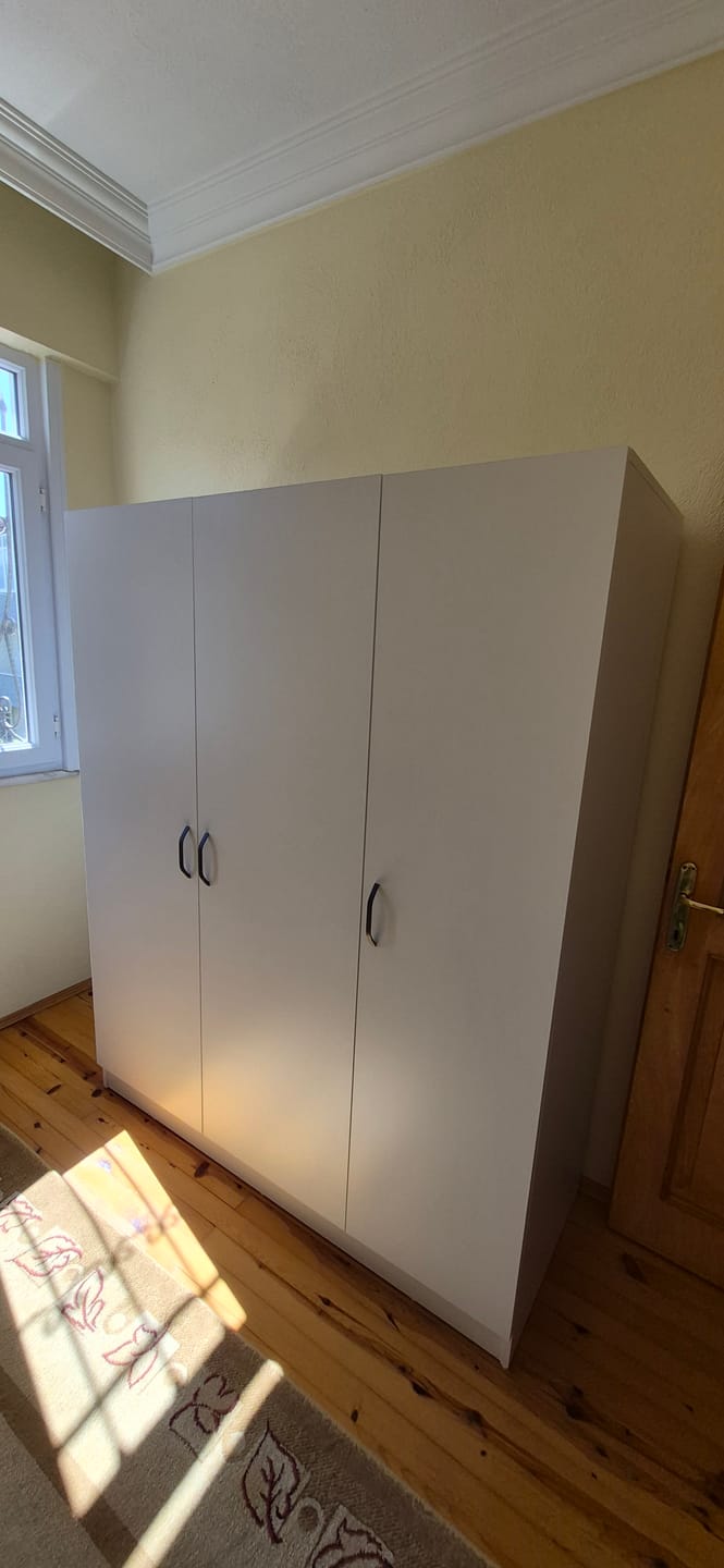 Customer photo review of Rani BA105 Yüklük 3 Kapaklı 8 Raflı Yatak Yorgan Yastık Saklama Dolabı Beyaz