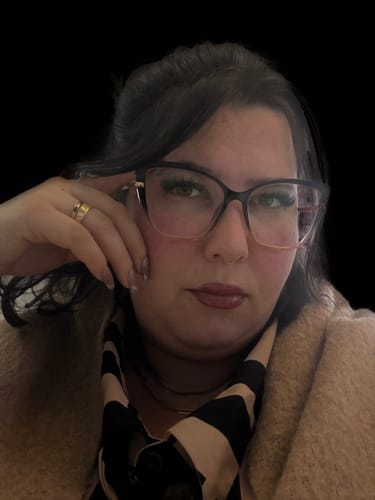 Nahaufnahme einer Kundin, die die voluminösen NO 2 MAXI Wimpern mit einer Brille trägt.