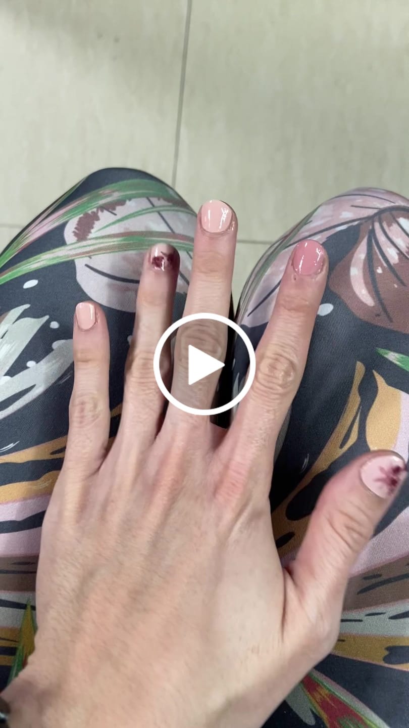 Customer video review of Flores Burdeo | Stickers de Esmalte