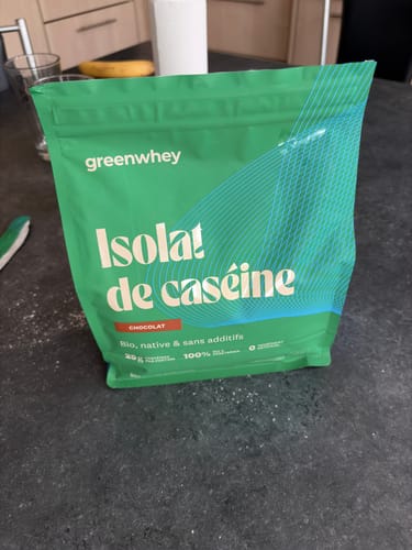 Avis du client : le sachet d'Isolat de Caséine Bio Micellaire sur un comptoir de cuisine.