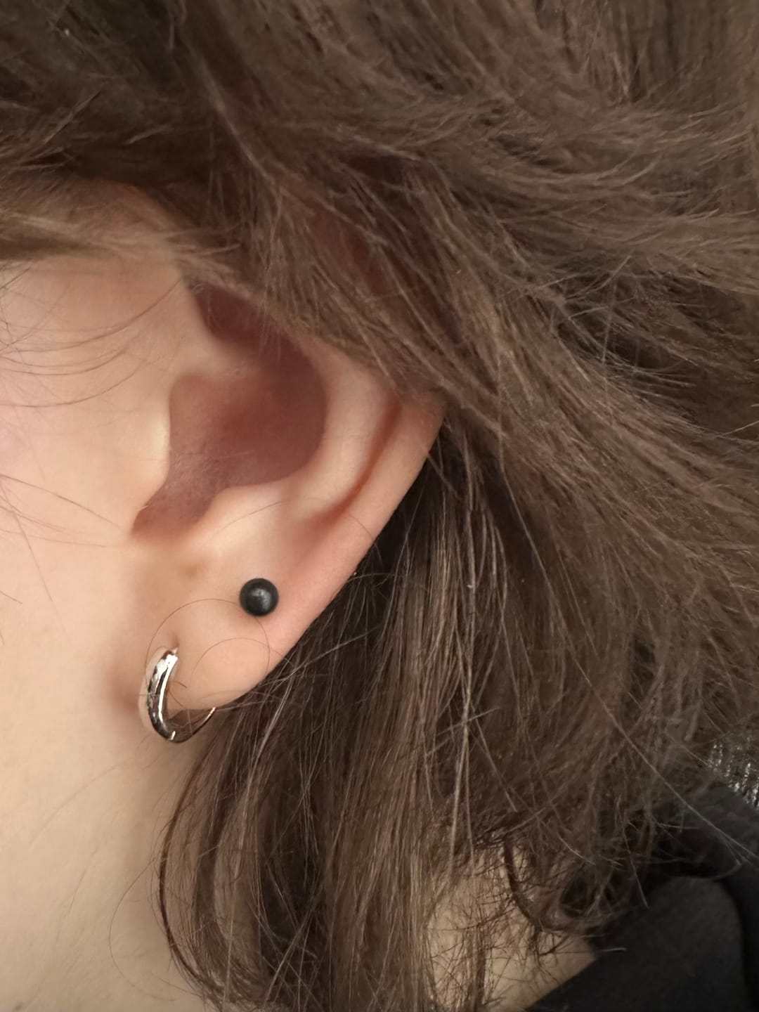 Customer photo review of Orecchino HOOP NEUTRAL - Dual Black