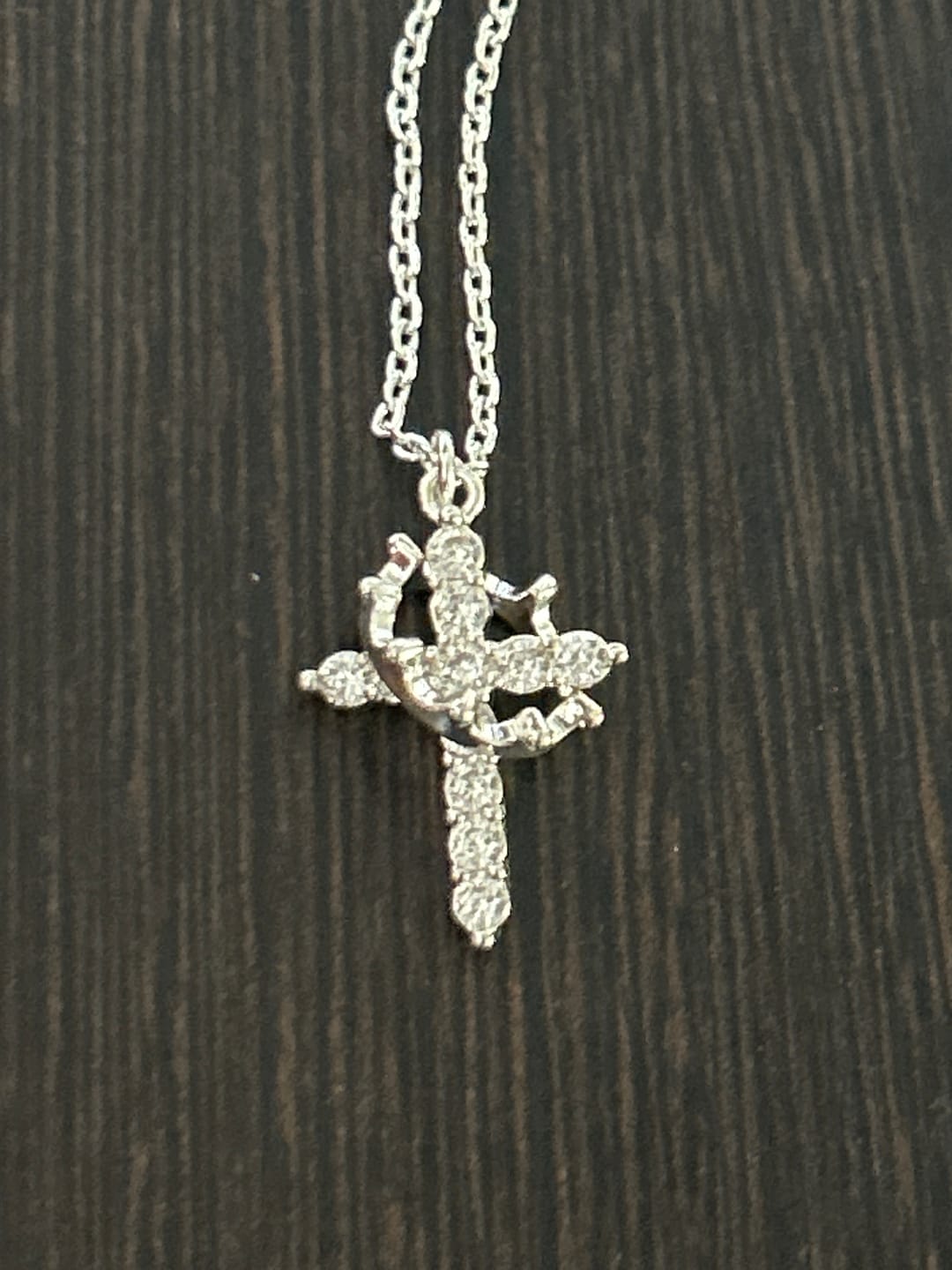 Customer photo review of Christianartworkshop Moderne Halskette mit Kreuz „Crowned in Faith“ und Ohrringen