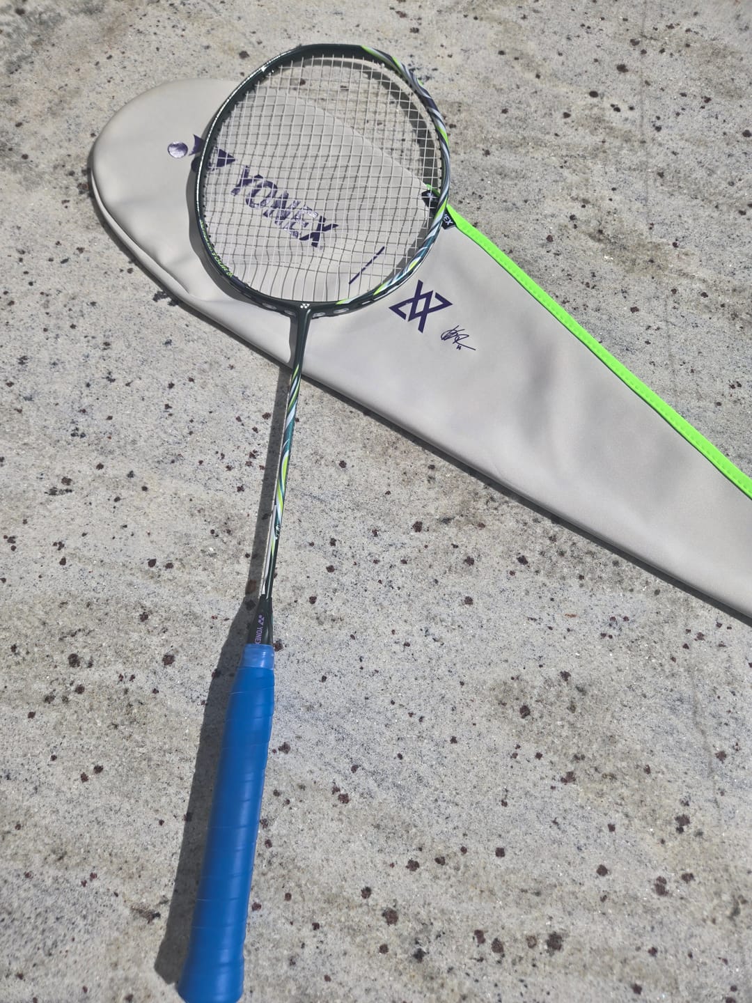 Customer photo review of Yonex x Viktor Axelsen ASTROX 100VA Tour Unstrung Badminton Racket Limited Edition [Dark Olive]