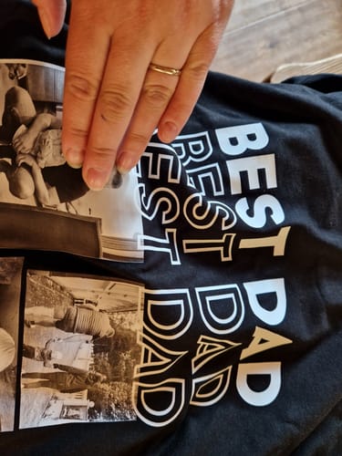 Nahaufnahme des personalisierten schwarzen 'Dad'-T-Shirts eines Kunden mit klarem Fotodruck und Schriftzug.