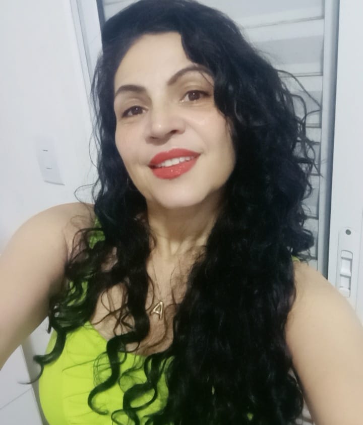 Customer photo review of Peruca Portia Castanho Escuro Cacheada