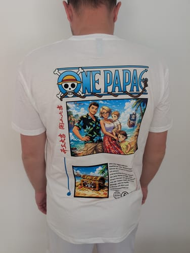 Kunde zeigt die Rückseite des personalisierten weißen ONE PAPA T-Shirts mit einer Anime-Grafik.