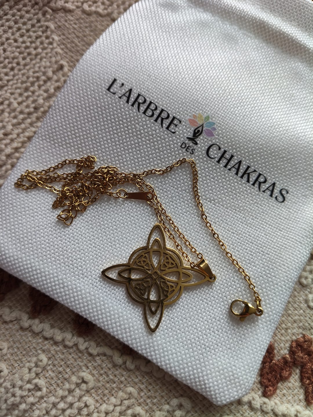 Customer photo review of Pendentif "Protection Éternelle" en Nœud de Sorcière