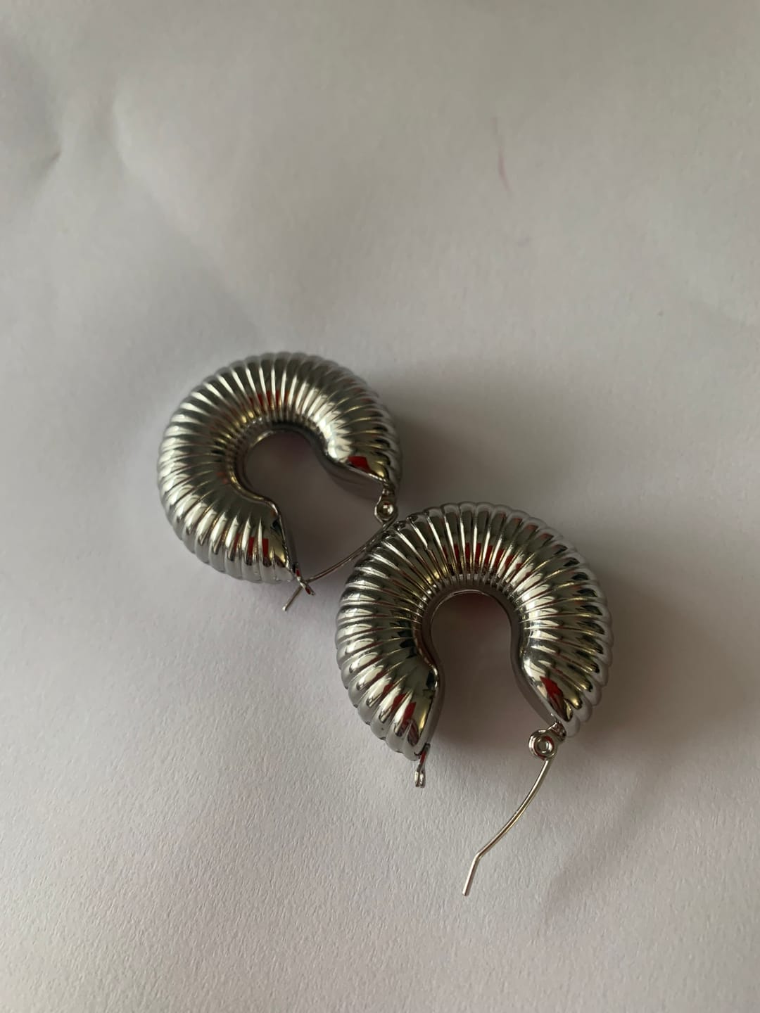 Customer photo review of Brincos de Argolas Bold Ziza Banhado em Ouro 18k