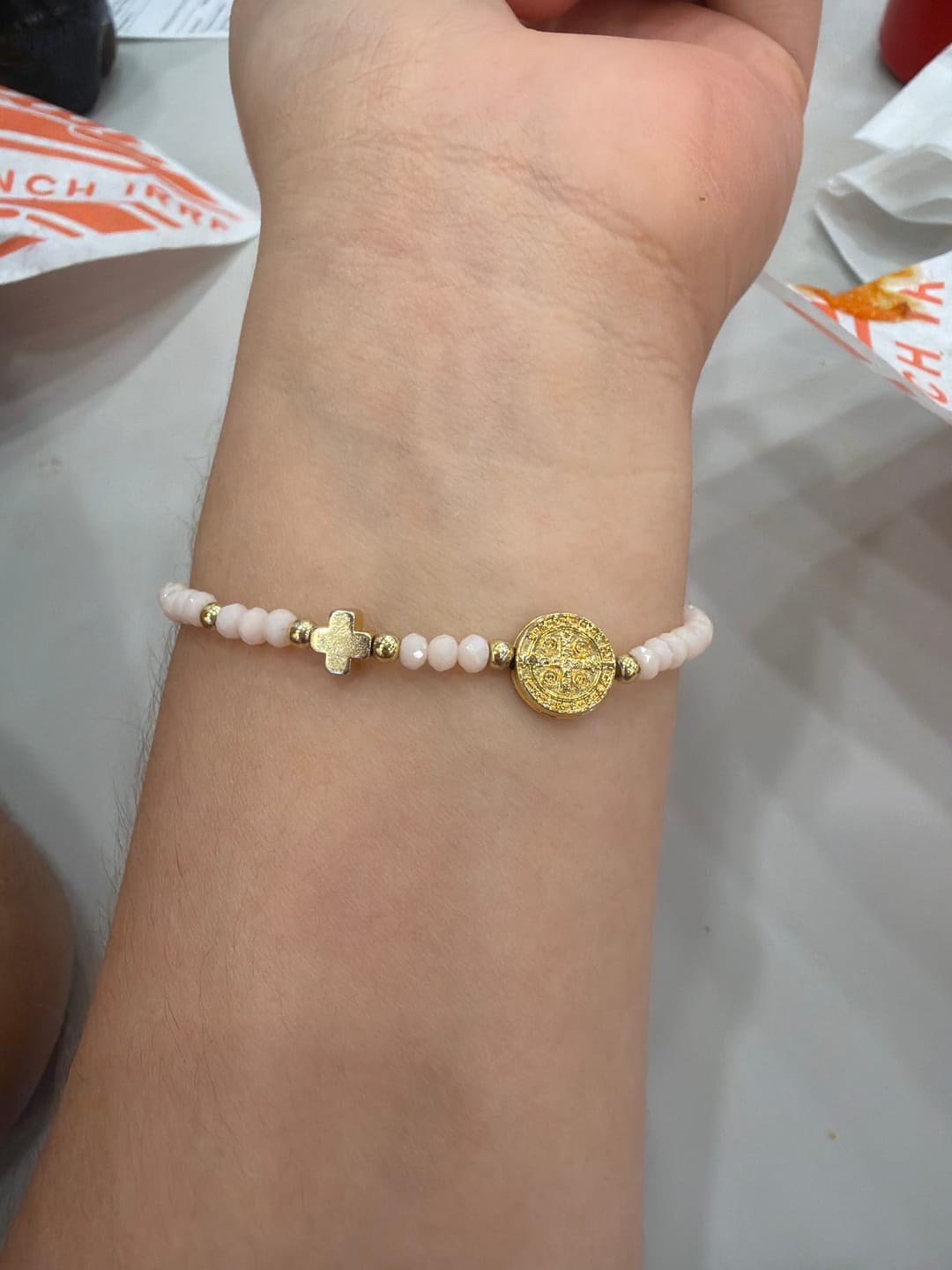 Customer photo review of Pulsera Piedras Con San Benito y Cruz