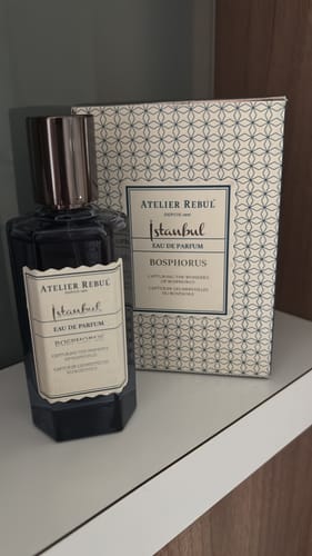 Recensent toont het Istanbul Bosphorus Eau de Parfum van Atelier Rebul naast de verpakking.