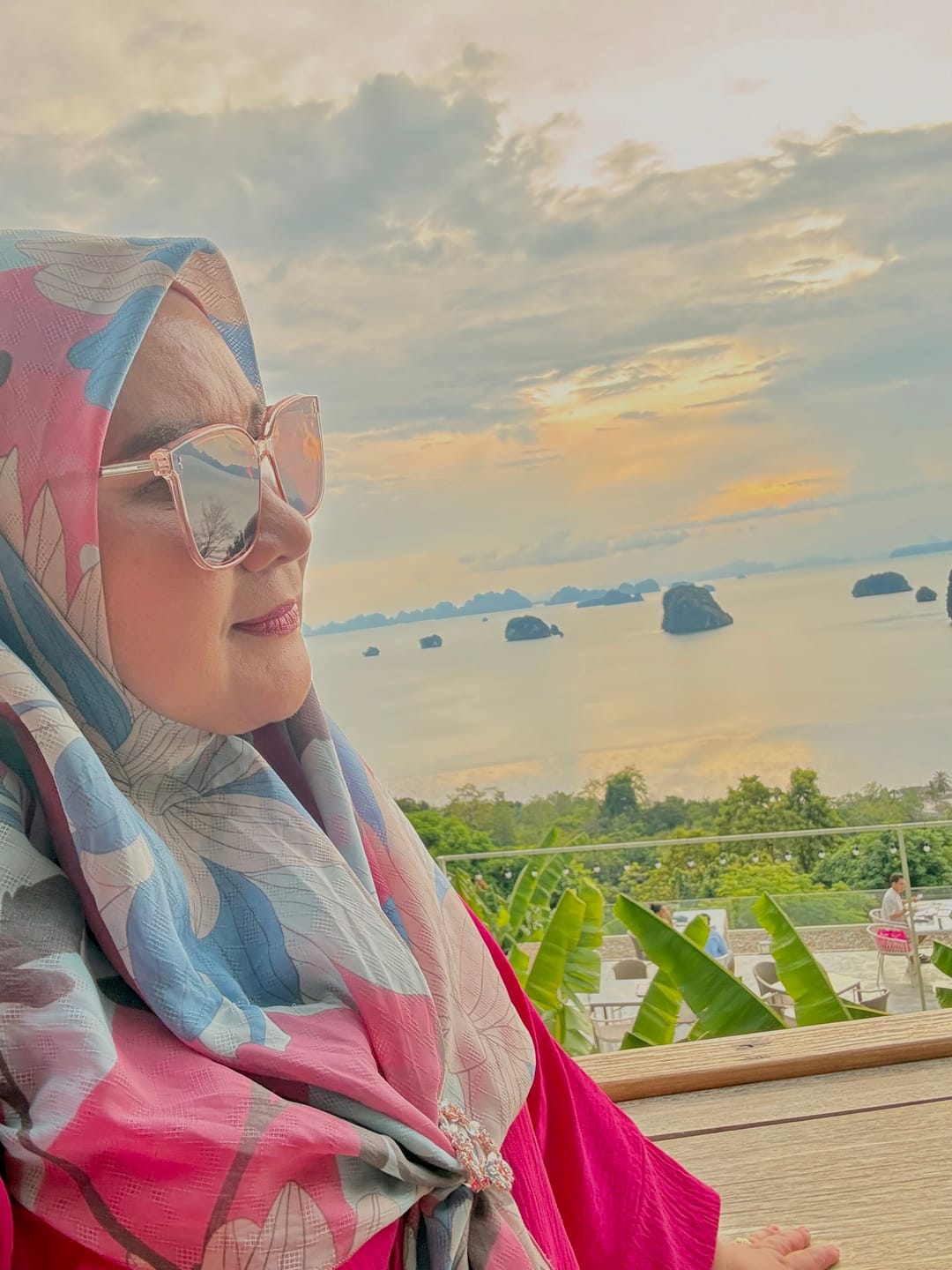 Customer photo review of Jei Square Framed Sunglasses