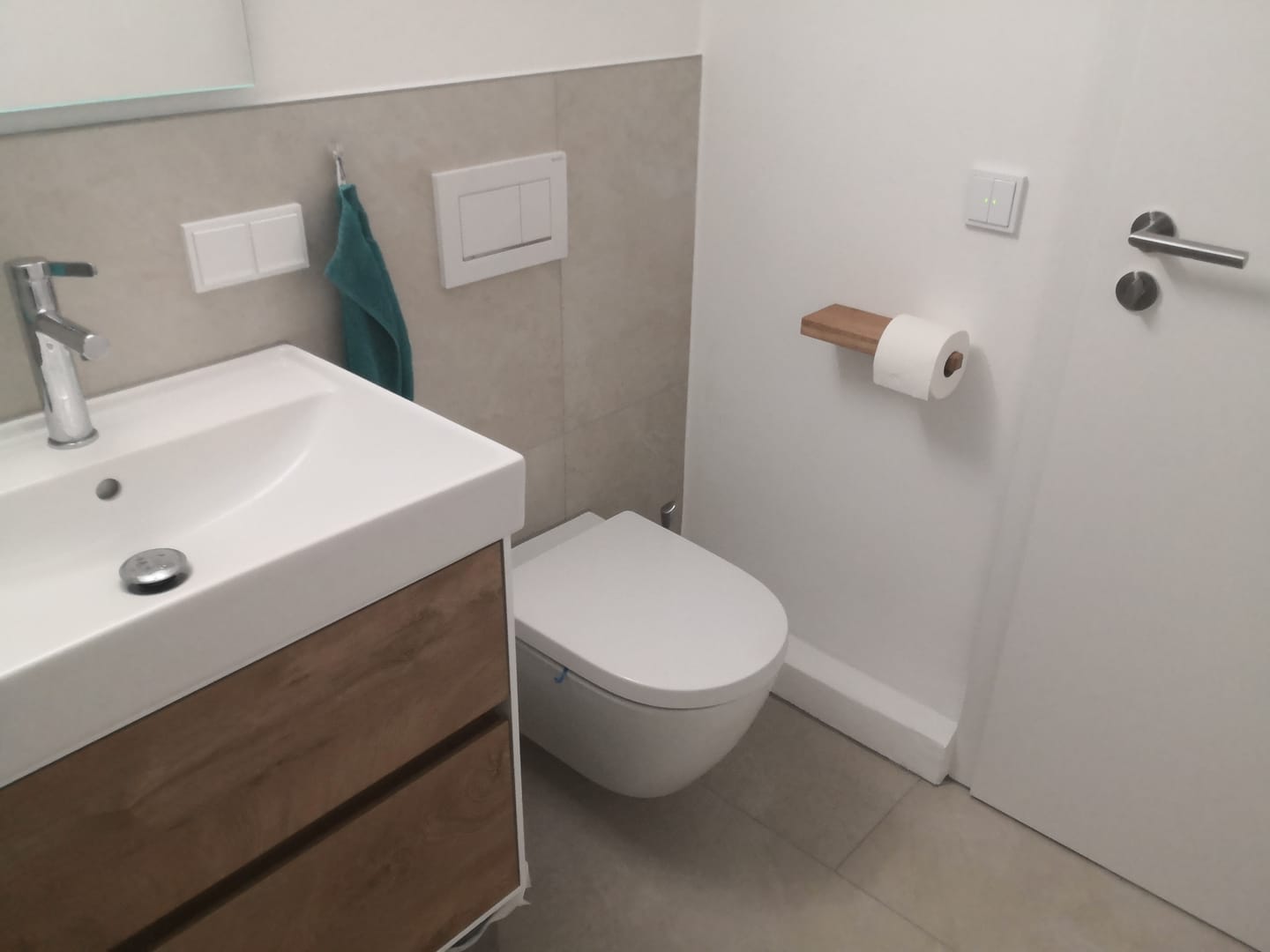 Customer photo review of Toilettenpapierhalter LEO aus Eiche
