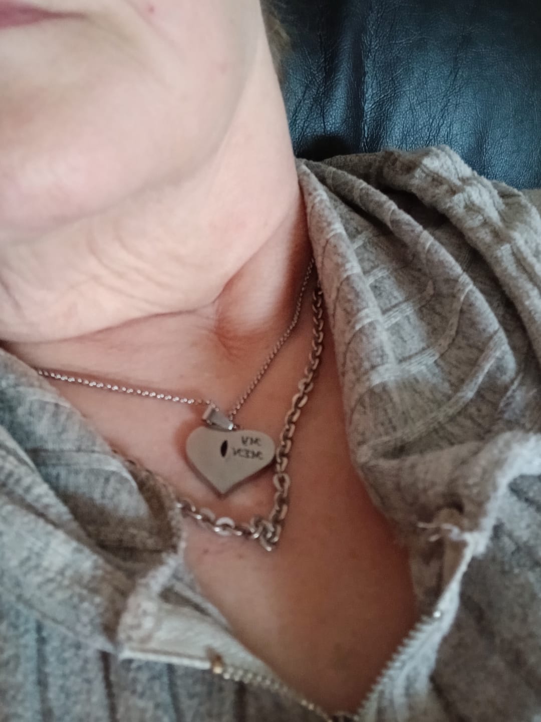 Customer photo review of Crossover Heart Stainless Steel Pendant, suitable for 2 sets of ashes.