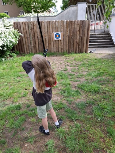 Customer photo review of Sportbogen für Kinder ab 6 mit Zielführung, inkl. 6 Carbon-Hybrid Pfeile und 3 Zielscheiben